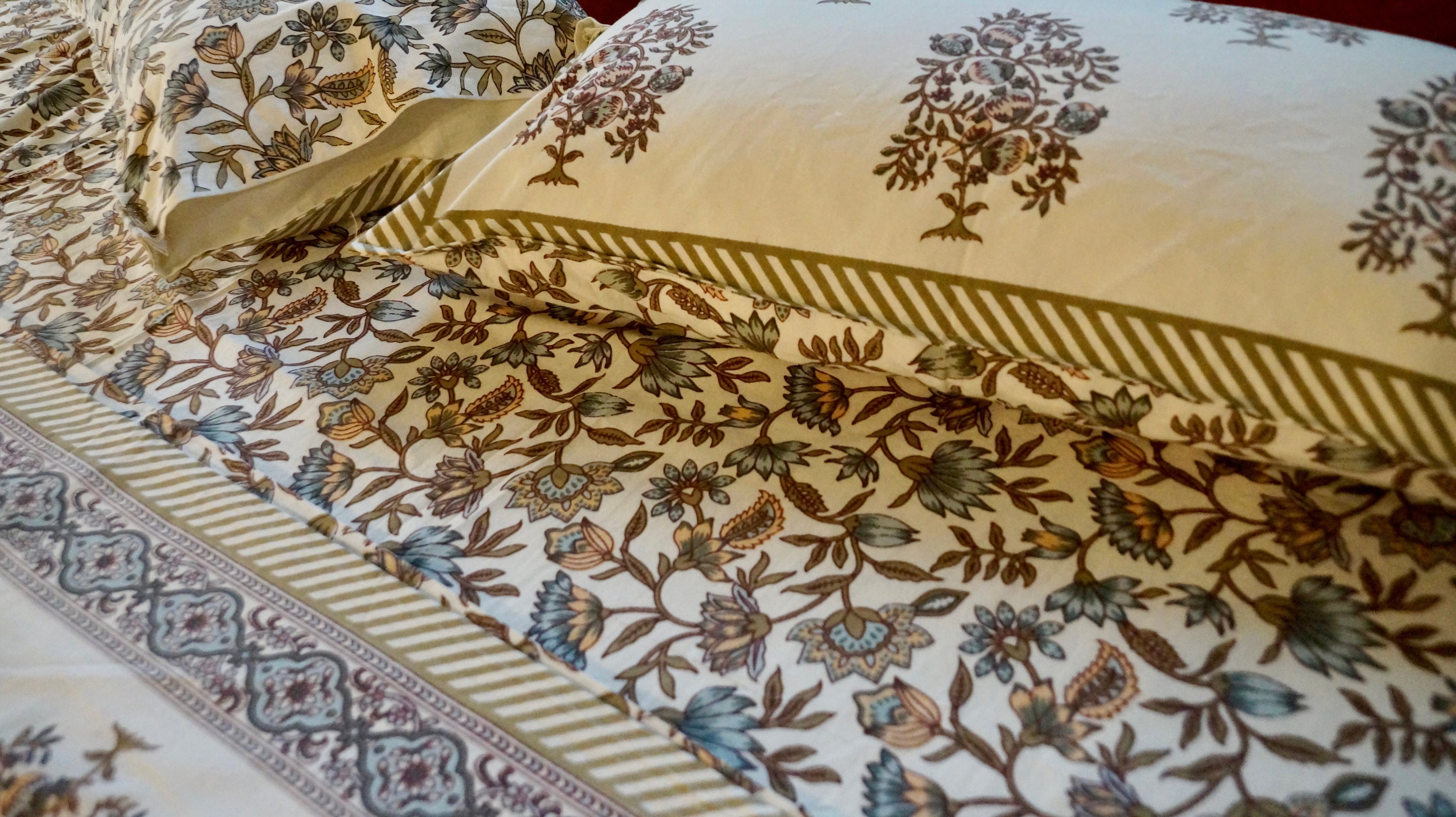 The Garden Glow Sheet Set